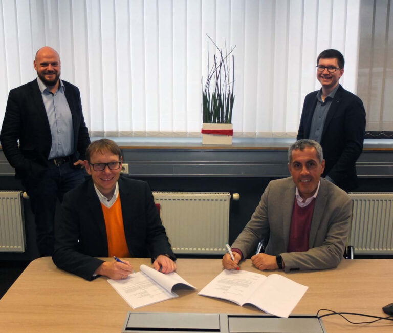 Auf weitreichende Vereinbarungen zum Bau von drei Abschnitten des Radwegs an der L507 verständigten sich Bürgermeister Lothar Christ (li.) und Ahmed Karroum (re.), Leiter der Straßen.NRW-Regionalniederlassung Ruhr gemeinsam mit Adrian Kersting, Abteilungsleiter „Straßen und Verkehr“ sowie Straßen.NRW-Projekleiter Daniel Langemann (hinten re.). Foto: Stadt Werne