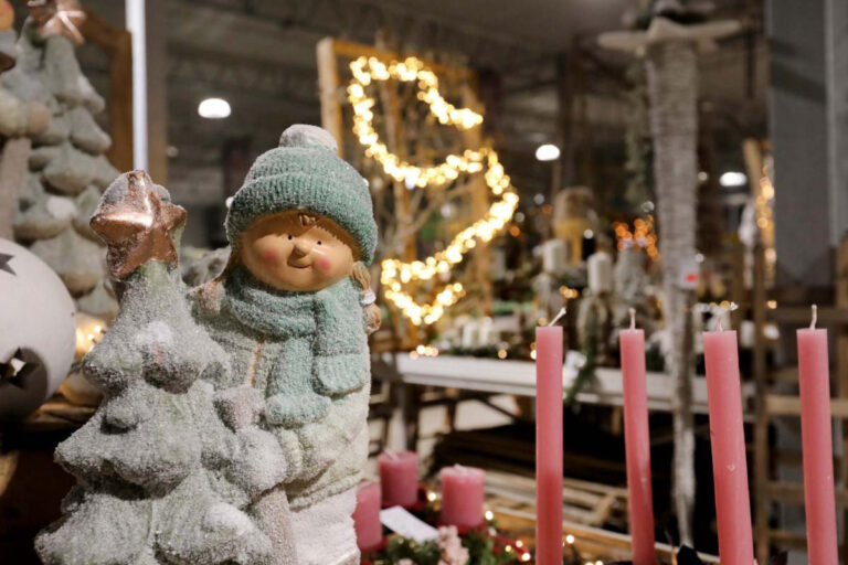 Viele Ideen für eine besondere Dekoration zur Weihnachtszeit sind im Garten-Center röttger an der Erlentiefenstraße 31 zu finden. Foto: Volkmer