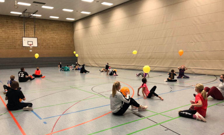 In der Para-AG am Anne-Frank Gymnasium wurde diesmal Sitzvolleyball ausprobiert – mit einem prominenten Gast. Foto: Kaja Bork