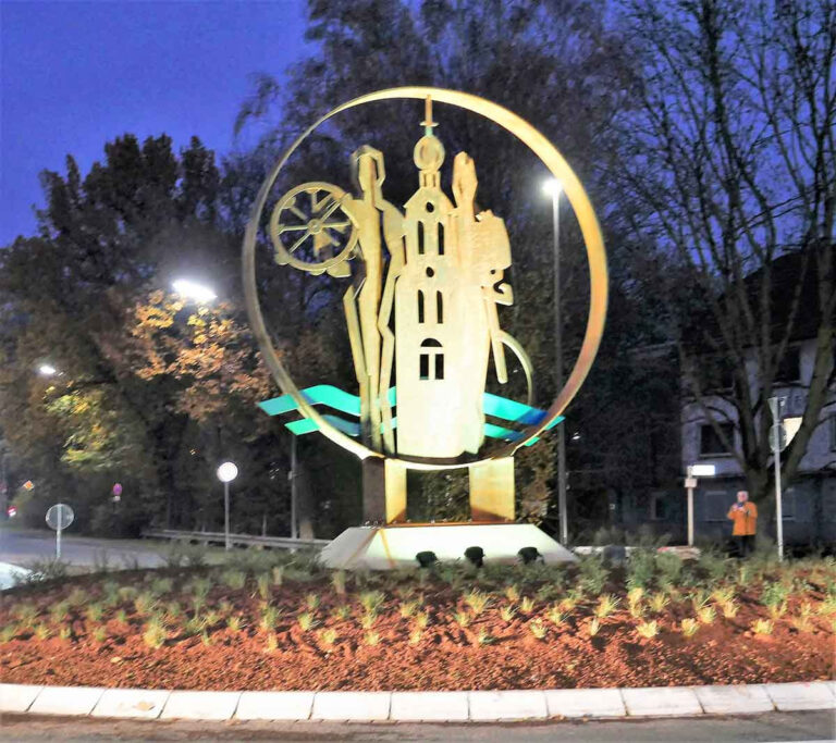 Die Skulptur von Künstler Alfred Gockel am Kreisverkehr Becklohof/Burgstraße und Münsterstraße wurde am Samstagnachmittag (20. November) enthüllt. Foto: Gaby Brüggemann