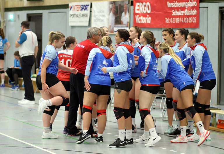 Den ersten Heimsieg bejubelten die Oberliga-Volleyballerinnen des TV Werne gegen Paderborn. Foto: Wagner