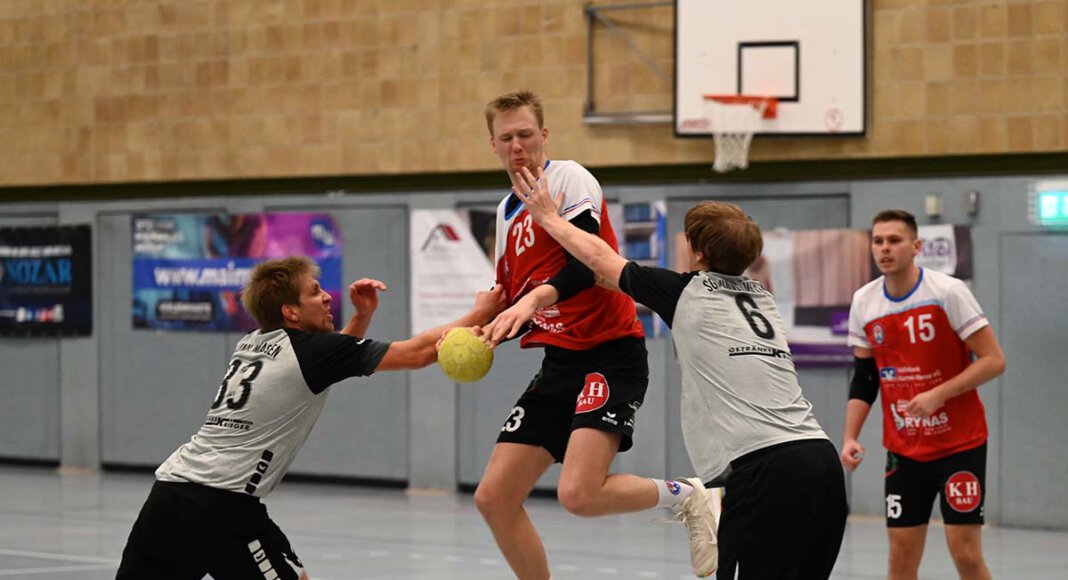 Jonas Thiemann setzt sich hier energisch gegen zwei Massener Gegenspieler durch. Rechts beobachtet Thorben Strunck die Szene. Foto: MSW