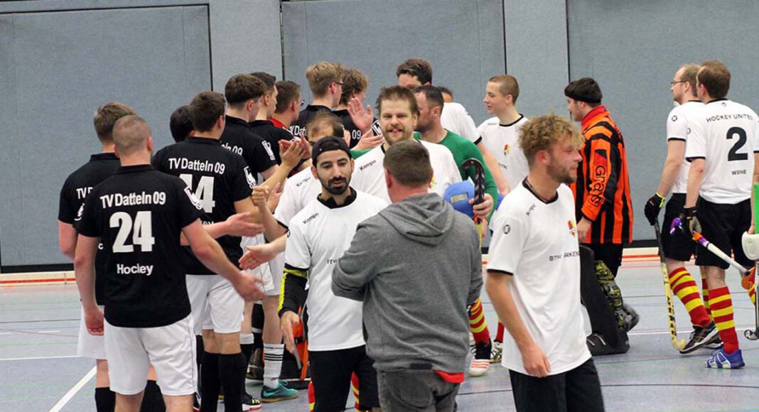 Erleichterung bei Hockey United (weiße Trikots) nach dem Sieg über Datteln: Yannik Paulus (rechts), Hasan Mohammad (links) und Henrik Grotefels (hinten) sind mit ihrem Team großartig in die Saison gestartet. Foto: Wagner