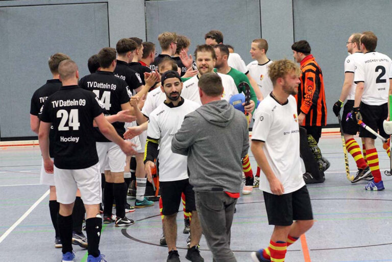Erleichterung bei Hockey United (weiße Trikots) nach dem Sieg über Datteln: Yannik Paulus (rechts), Hasan Mohammad (links) und Henrik Grotefels (hinten) sind mit ihrem Team großartig in die Saison gestartet. Foto: Wagner