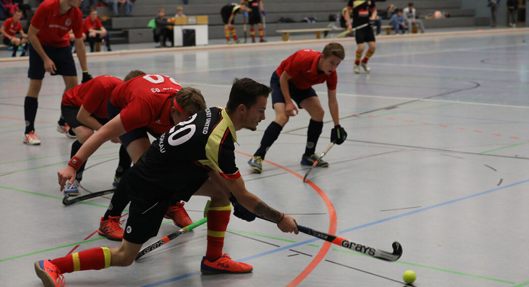 Julian Moschkau (vorne) verlor mit Hockey United das zweite Saisonspiel in Paderborn. Foto: Volkmer