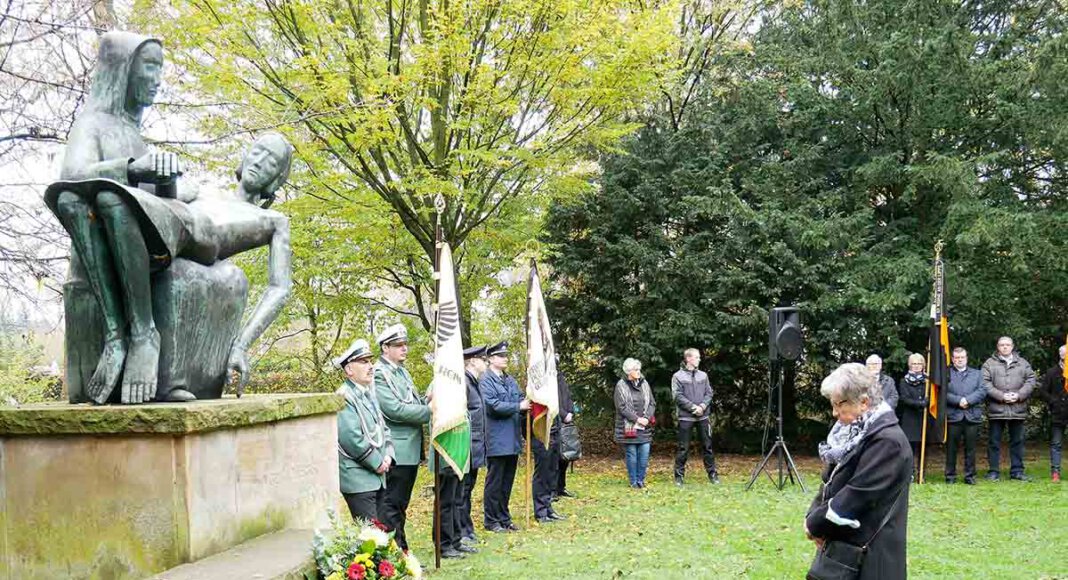 Die stellvertretende Bürgermeisterin Marita Funhoff führte den Trauerzug an und mahnte in ihrer Rede zum Volkstrauertag zur Wachsamkeit. Foto: Gaby Brüggemann