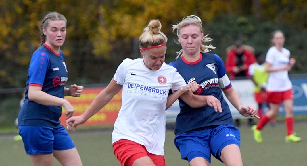 WSC-Spielführerin Carla Stoschek stört die Angriffsbemühungen ihrer Gegenspielerin. Links beobachtet Henrike Asche die Szene. Foto: MSW