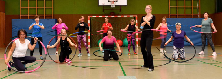 In Bewegung kommen - mit dem Werner SC ist das möglich. Im umfangreichen Programmangebot ist für jeden etwas dabei, z.B. der HulaHoop-Kurs mit Julia Reinhold in der Wienbrede-Turnhalle. Foto: MSW