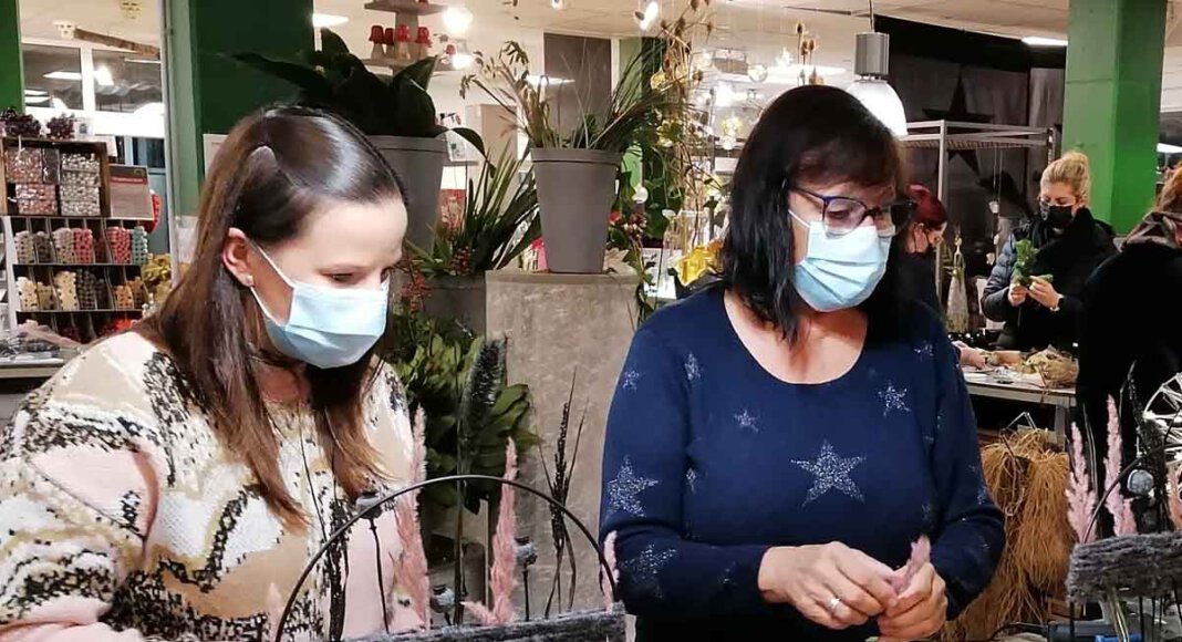 „Weihnachtliche Loops“ waren Thema beim Floristikkurs im Blumenhaus Wenner in Stockum. Foto: Privat