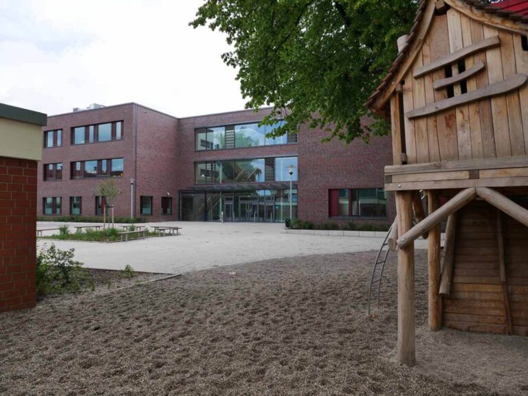 Die Verwaltung schlägt vor, dass die Wiehagenschule 2022/23 fünf Eingangsklassen erhält. Dazu sind mittelfristig auch bauliche Maßnahmen nötig, um Platz zu schaffen. Darüber berät die Politik in der kommenden Woche. Foto: Gaby Brüggemann