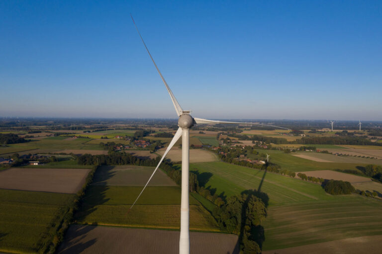In Werne sollen neue Windkraftanlagen entstehen. Das Bild zeigt das 229 Meter hohe Windrad in Wessel. Foto: Kreativshooting/T. Schütte