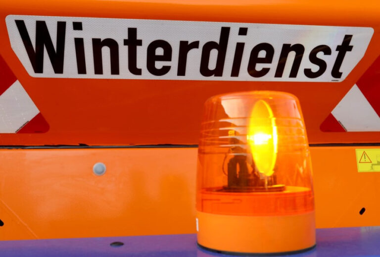 Erst im Februar bescherte starker Schneefall den Räumdiensten viel Arbeit. Für die kommenden Wochen und Monate ist das Team des Baubetriebshofs der Stadt Werne vorbereitet. Foto: Volkmer