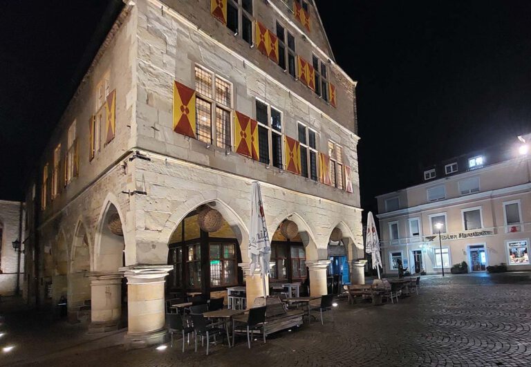 Wirt Andreas Nozar darf nach einiger Diskussion in den Ausschüssen nun wie vereinbart eine Werbeanlage auf der Stirnseite des Alten Rathauses anbringen. Foto: Wagner
