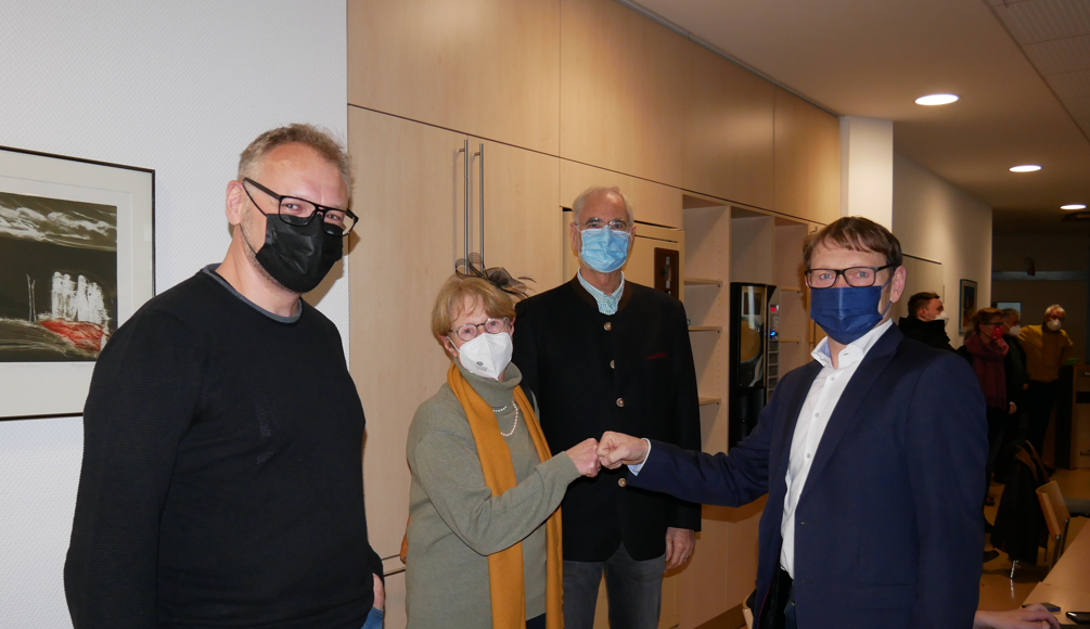Gratulation von Verwaltung an die Bürgerinitiative zum gewonnenen Bürgerentscheid. Foto: Gaby Brüggemann