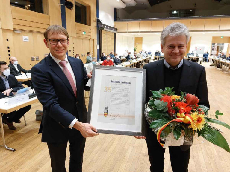 Bürgermeister Lothar Christ ehrte Ratsherr Benedikt Striepens für 35 Jahre Engagement im höchsten Gremium der Stadt. Damit ist der Grünen-Fraktionssprecher jetzt Rekordhalter. Foto: Wagner