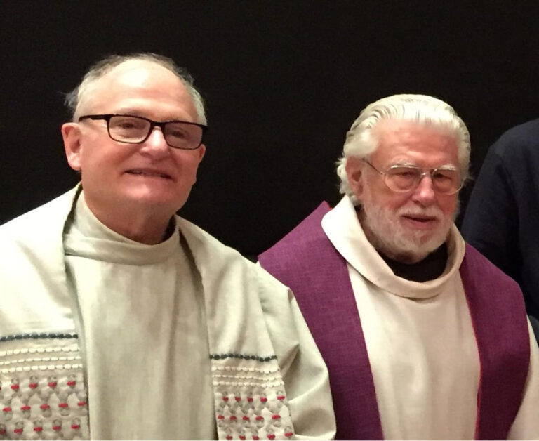 Bezirkspräses Ulf Doppelfeld (links) und Präses Pater Wolfgang Drews laden zu Ehren Adolph Kolpings zum Gottesdienst ein. Foto: Benno Jäger