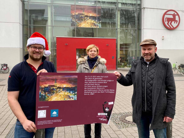 Museumsleiterin Dr. Constanze Döhrer, Kunstvereins-Chef Hubertus Waterhues (rechts) und Rewe-Symalla-Marktleiter Georg Schlomberg freuten sich über den imposanten Druck am Horne-Center. Foto: Werne Marketing
