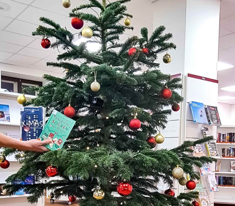 Nicht nur einen Weihnachtsbaum, sondern auch Lernmaterialien spendete UNIFERM an die Stadtbücherei Werne. Foto: Gloger
