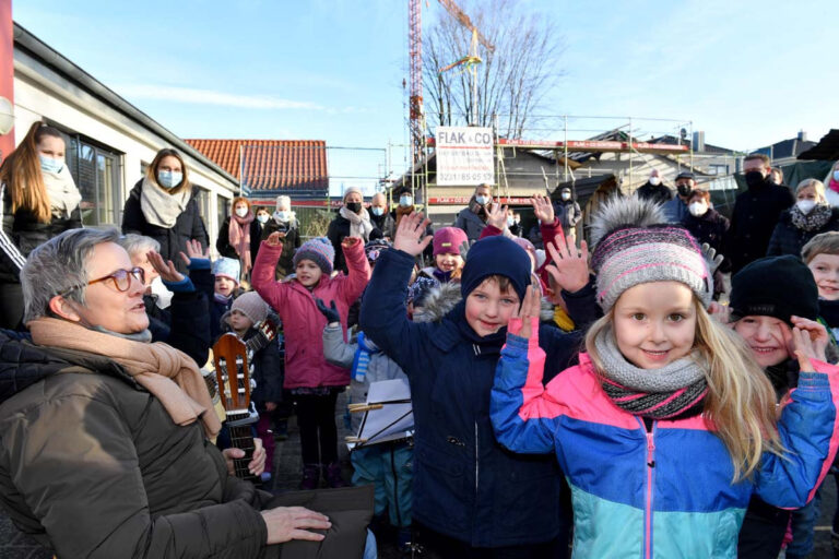 Die Jungen und Mädchen der KiTa Maria Frieden freuen sich über den Baufortschritt beim Anbau, der zum nächsten Kindergartenjahr bezugsfertig sein könnte. Foto: MSW