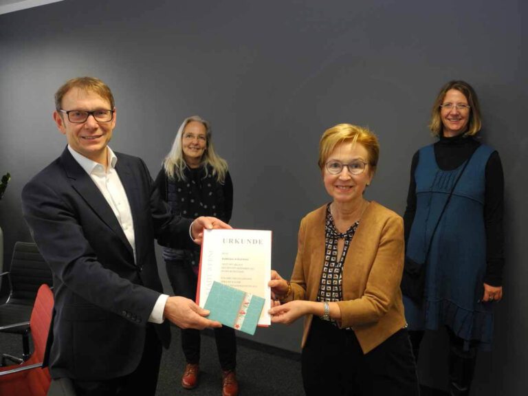 Barbara Schaewitz wurde nach 46 Dienstagjahren von Bürgermeister Lothar Christ in den Ruhestand verabschiedet. An der Feierstunde nahmen auch die Personalratsvorsitzende Martina Eden-Hetberg (li.) und die Leiterin der Bauordnungsabteilung, Petra Göbel, teil. Foto: Klaus Brüggemann