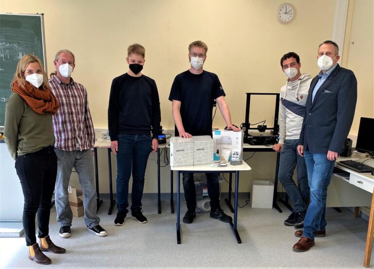 Spendenübergabe mit (von links) MINT-Koordinatorin Julia Krickau, AG-Leiter Patrick Bolte, Schülerfirma-Mitglied Sören Kammann, Henrik Francke (3D-Druck-Beauftragter RCS), Studien- und Berufsorientierungskoordinator Marius Gregg und Schulleiter Marcel Damberg. Foto: RCS