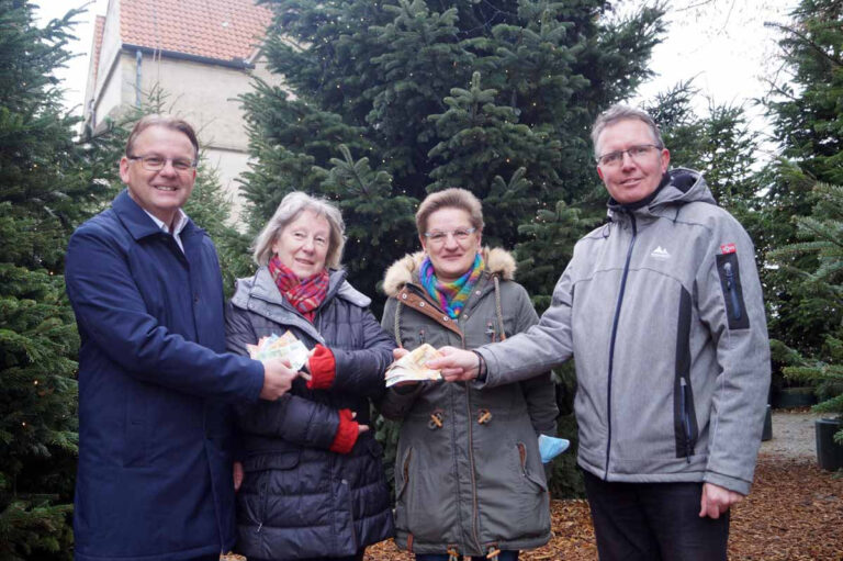 Bürgermeister Thomas Orlowski und Pfarrer Claus Themann überreichten die Spende aus der Stadtwette an die Geschäftsführerin der Hospiz Zum Regenbogen gGmbH Sylvia Dotzauer (2.v.r.) und der Kassenwartin des Vereins Gudrun Klier. Foto: M. Woesmann / Stadt Selm