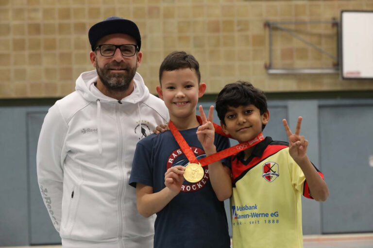 Hockey-Olympiasieger Florian Keller stattete United einen Besuch ab – sehr zur Freude von Piet und Eli (rechts) mit der Goldmedaille aus Peking 2008. Foto: Volkmer