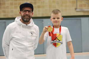 Hockey-Olympiasieger Florian Keller stattete United einen Besuch ab - sehr zur Freude von Mats, der die Goldmedaille bestaunen durfte. Foto: Volkmer