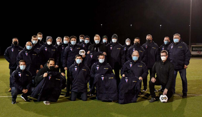 Die Jugendtrainer des Werner SC sind nun bestens für die kalten Tage ge- rüstet. Dirk Wißel vom Sponsor Westenergie (Mitte) hatte für jeden eine sportliche Winterjacke mitgebracht. Foto: WSC