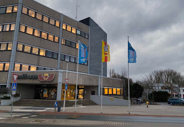 Am Stadthaus in Werne wird Flagge für den Fairen Handel gezeigt. Foto: Viefhues