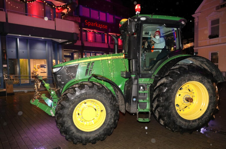 Weihnachts-Trecker rollen wieder durch Werne und Stockum