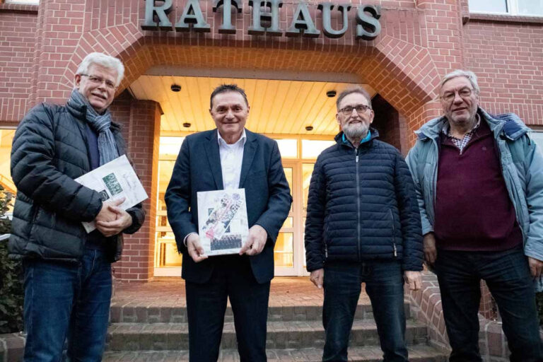 Lothar Heidenreich (l.), Alois Breer (2.v.r.) und Josef Hülsbusch (r.) vom MGV Harmonie Nordkirchen haben Bürgermeister Dietmar Bergmann (2.v.l.) ein Exemplar seiner Jubiläumsschrift übergeben. Foto: Gemeinde Nordkirchen