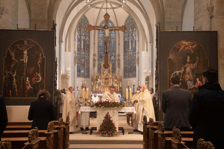 Den ersten Gottesdienst in der sanierten Stiftskirche zelebrierten (von links): Pater Joachim Hagel, Diakon Gereon Schlienenkamp, Abt Albert Dölken, Pater Ignatius und Pater Philipp Reichling.