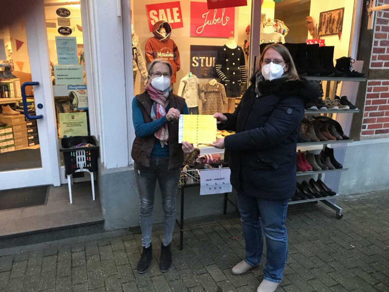 Wirtschaftsförderin Simone Böhnisch (r.) übergab Karin Schmalenberger die ersten Corona-Armbändchen für ihre Kundinnen und Kunden, die die 2G-Regel erfüllen. Foto: Gemeinde Ascheberg