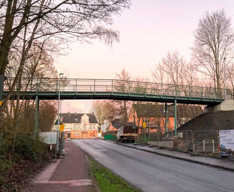 Die neue Brücke besteht aus zwei Stahllängsträgern, ist mit einem rutschhemmenden Belag ausgestattet und außerdem rund 1,50 Meter breiter als ihre Vorgängerin. Foto: Stadt Lünen