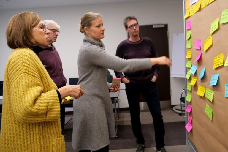 Zum Start des Klausurwochenendes verschaffte sich die Arbeitsgruppe des Werner SC zunächst einen Über- blick über die Ausgangssituation im Sportverein: (v.l.) Beate Schmidt, Achim Pielke, Saskia Kaminiarz und Oliver Grewe. Foto: WSC