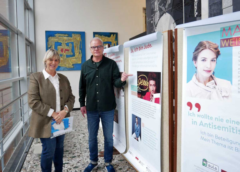 Dr. Andrea Martin und VHS-Leiter Michael Hahn hoffen auf viele Besucher der Ausstellung. Die zeigt anhand von bekannten und unbekannten Persönlichkeiten die Vielfalt des jüdischen Lebens. Ferner stehen digitale Angebote der Interaktion und Information zur Verfügung. Foto: Gaby Brüggemann