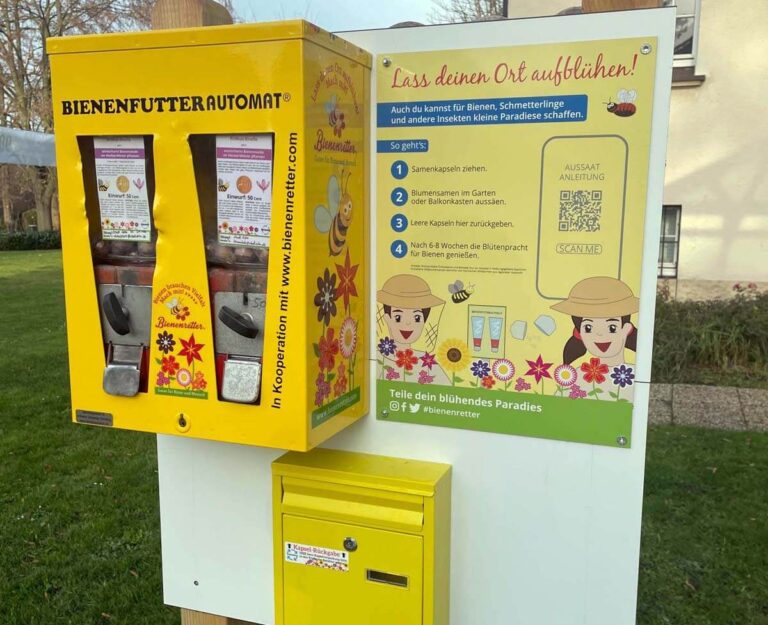 Ein Bienenfutterautomat steht nun vor dem Amtshaus in Selm. Foto: Stadt Selm / M. Woesmann