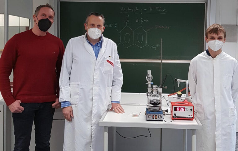 Die Schulleiter Thorsten Schröer (GSC, links) und Marcel Damberg (AFG) drücken ihrem Schüler Simon Rüschenschmidt für den Chemie-Wettbewerb auf Landesebene die Daumen. Foto: AFG