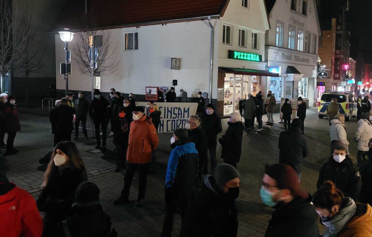 Rund 80 Bürgerinnen und Bürger waren der Einladung des Werner Bündnisses gegen Rechts zu einer Kundgebung gefolgt – als Antwort auf eine Versammlung von Gegnern der Coronapolitik. Foto: Wagner