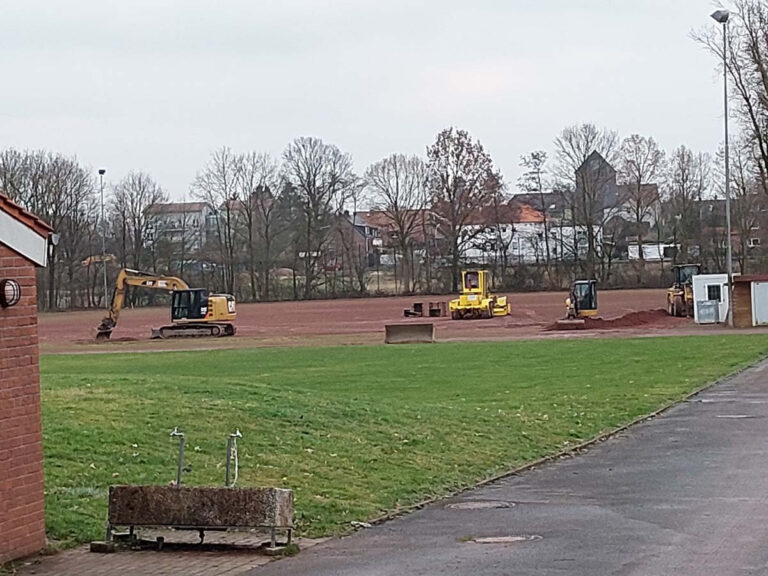 Die Bauarbeiten für einen Kunstrasenplatz haben im Sportzentrum Dahl in dieser Woche begonnen. Foto: Wagner