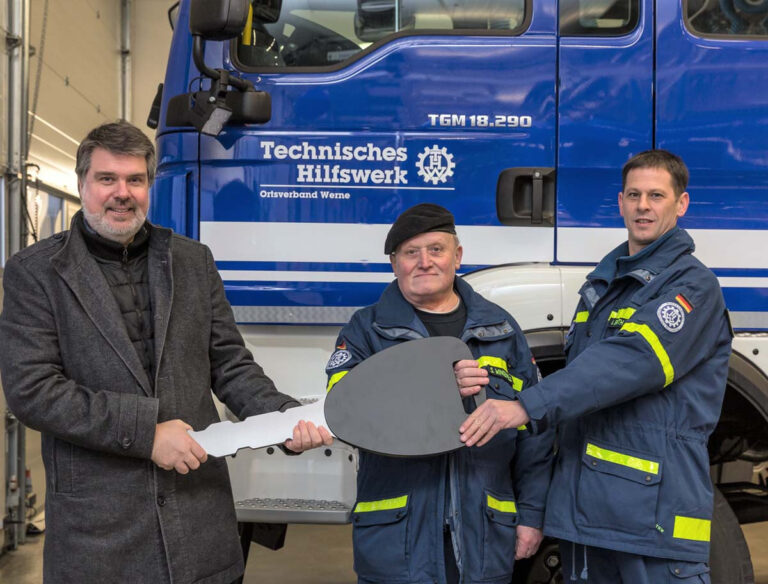 Fahrzeugübergabe beim THW Werne mit (von links) Michael Thews (MdB), Siegfried Wingenfeld, Ortsbeauftragter des THW- OV Werne und Andre Breith, Gruppendführer der Fachgruppe N. Foto: Jörg Prochnow / THW Werne