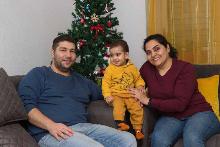 Alireza Scheikhian, seine Frau Fatemeh Hashemian und der kleine Ryan können wieder lachen. Sie haben eine neue Wohnung gefunden. Foto: Hermann-Peter Steinmüller