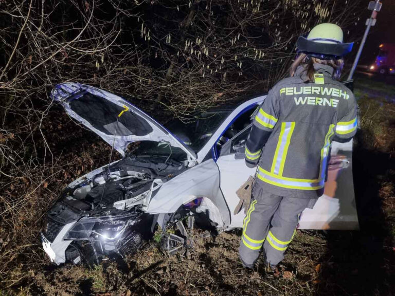 Ein weißer Seat hatte den Kreisverkehr B54/ Capeller Straße in Richtung Autobahn befahren und kam ersr im Straßengraben zum Stillstand. Foto: Feuerwehr Werne