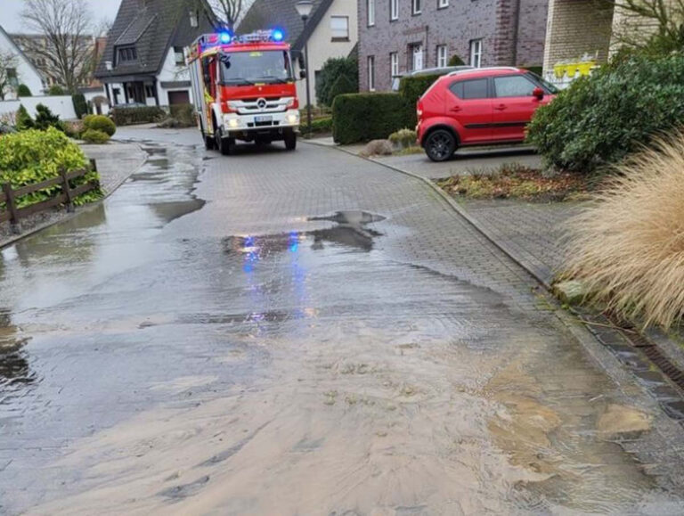 Die Amtsdrostenstraße wurde nach einem Wasserrohrbruch kurzzeitig gesperrt. Foto: Feuerwehr Werne