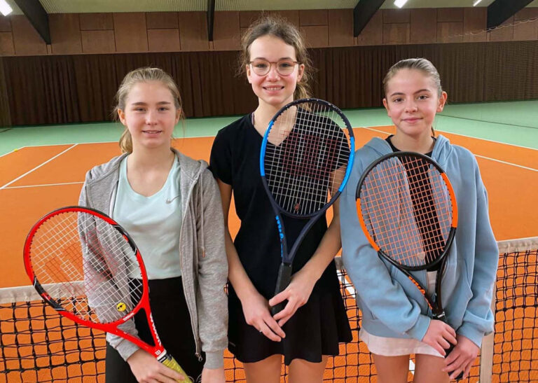 Karolina Viefhues, Maja Wagner und Charlotte Kooijman zeigten trotz der klaren Niederlage bei den U15-Juniorinnen eine starke kämpferische Leistung. Foto: WTC