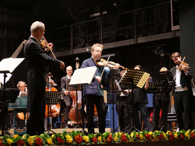 Solist Daniel Sepec und die Bremer Kammerphilharmonie begeisterten ihr Publikum beim Konzert der Musikfreunde Werne. Foto: Anke Barbara Schwarze