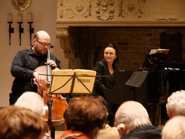 Der Cellist Paul Böhme und die Pianistin Joanna Przybylska präsentierten beim Kammerkonzert der Musikfreunde eine zündende Dramaturgie mit Werken von Schumann, Brahms, Beethoven und Prokofjew. Foto: Anke Barbara Schwarze