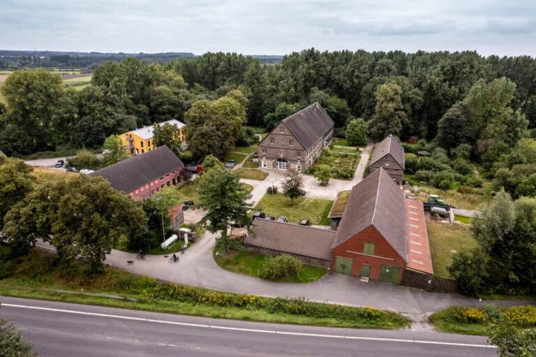 Die Ökostation mit dem gelben Gästehaus. Foto: Oliver Nauditt