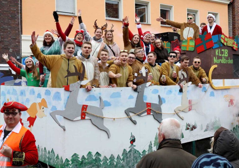 Der Rosenmontagszug lockt Tausende von Narren nach Werne. Foto: Volkmer (A)